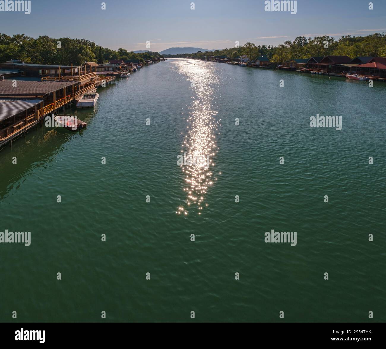 Das Flussdelta Bojana und die Insel Ada in Ulcinj, Montenegro. - Es ist ein beliebtes Touristenziel mit langem Sandstrand und traditionellen Meeresfrüchten Stockfoto