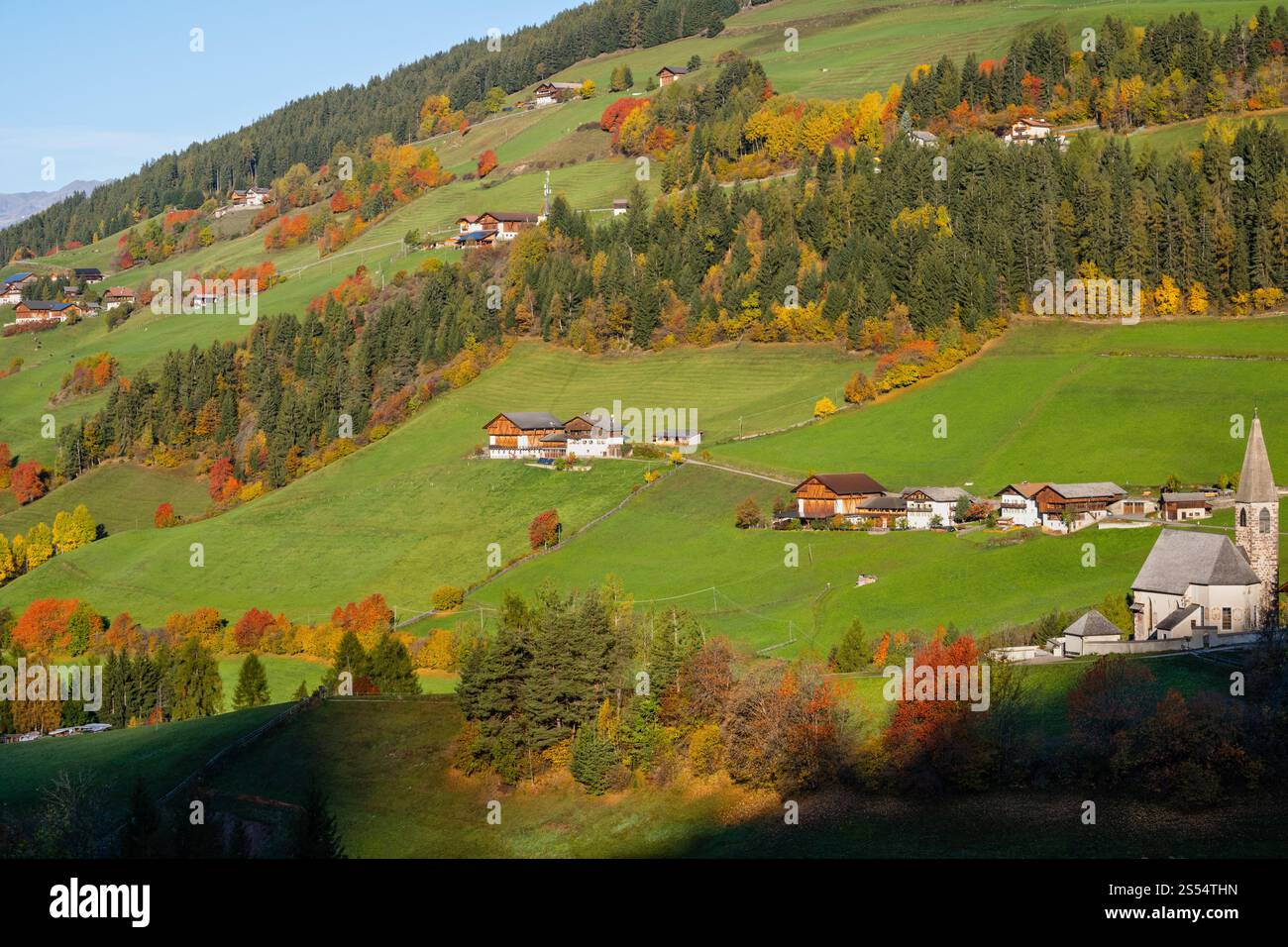 Herbstmorgen Santa Magdalena berühmtes Italien Dolomiten Bergdorf Umgebung. Malerisches Reisekonzept, saisonale und landschaftliche Schönheit Stockfoto