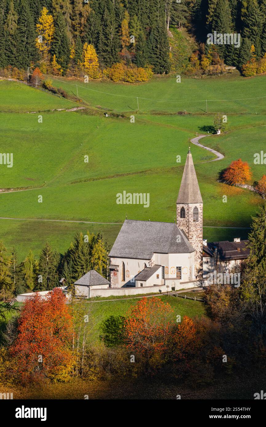 Herbstmorgen Santa Magdalena berühmtes Italien Dolomiten Bergdorf Umgebung. Malerisches Reisekonzept, saisonale und landschaftliche Schönheit Stockfoto