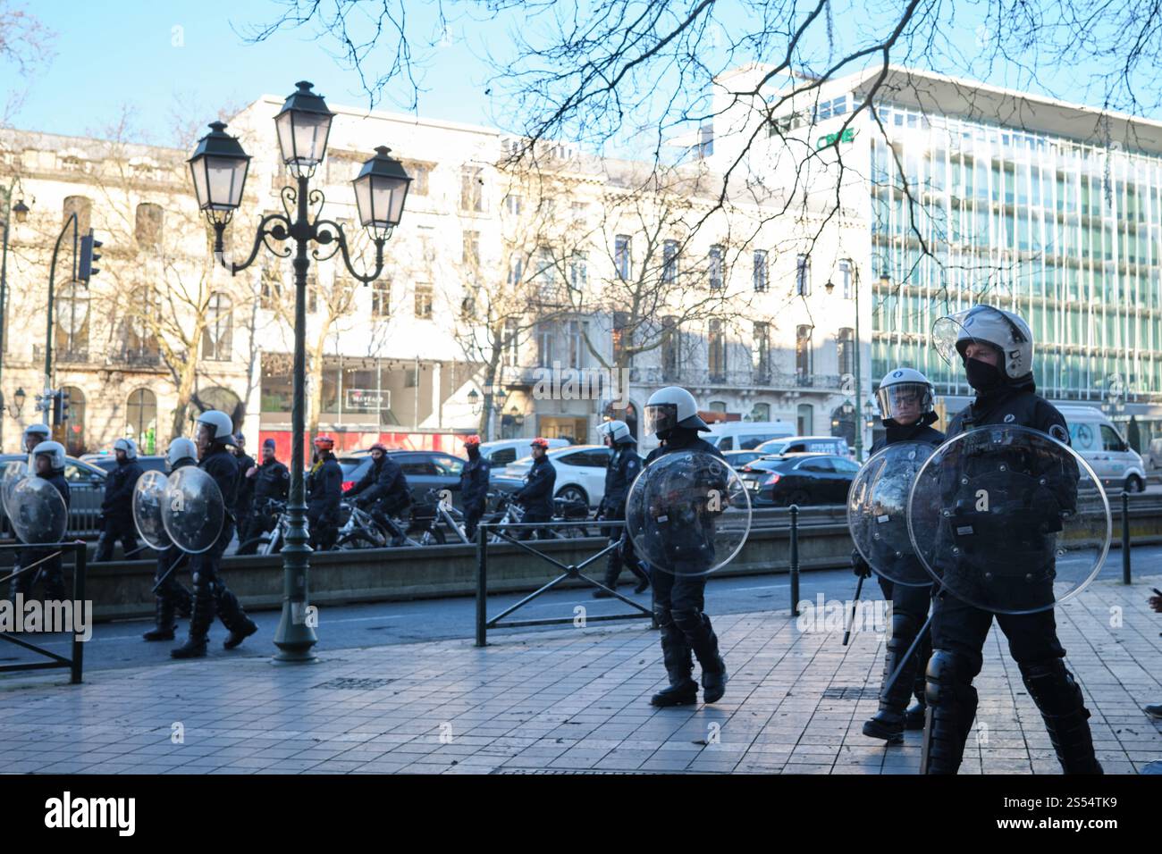 Brüssel, Belgien Januar 2025. Polizeibeamte werden am 13. Januar 2025 in der Innenstadt von Brüssel, Belgien, im Dienst gesehen. Öffentliche Verkehrsmittel, Flugreisen, Schulen und grundlegende Dienstleistungen wurden am Montag in ganz Belgien unterbrochen, als ein landesweiter Streik stattfand, um gegen die vorgeschlagenen Rentenreformen der Koalition zu protestieren, die die neue Bundesregierung bildet. Quelle: Meng Dingbo/Xinhua/Alamy Live News Stockfoto