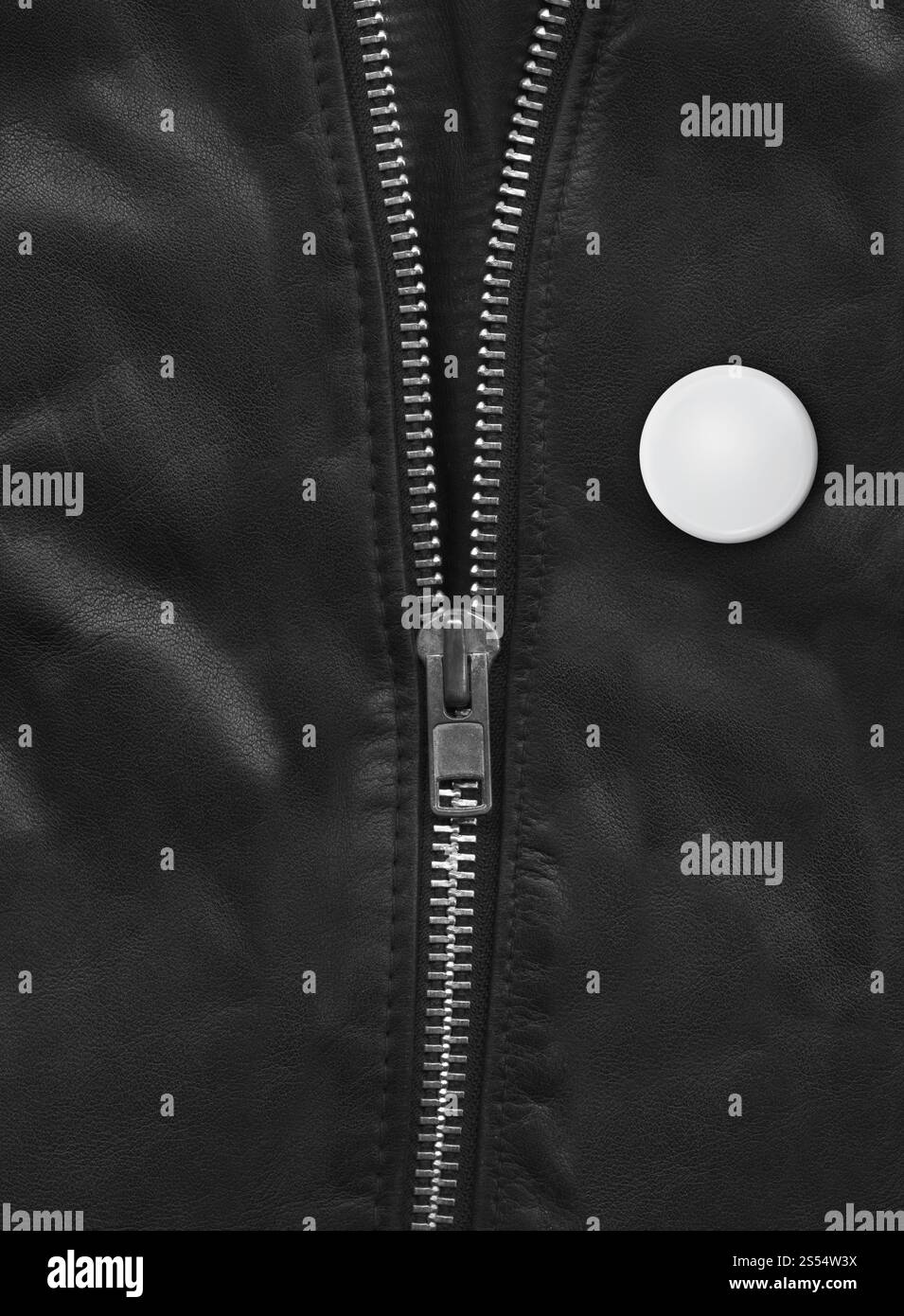 Abzeichen auf einer schwarzen Lederjacke aus der Nähe. Texturhintergrund. Abzeichen auf einer schwarzen Lederjacke in Nahaufnahme Stockfoto