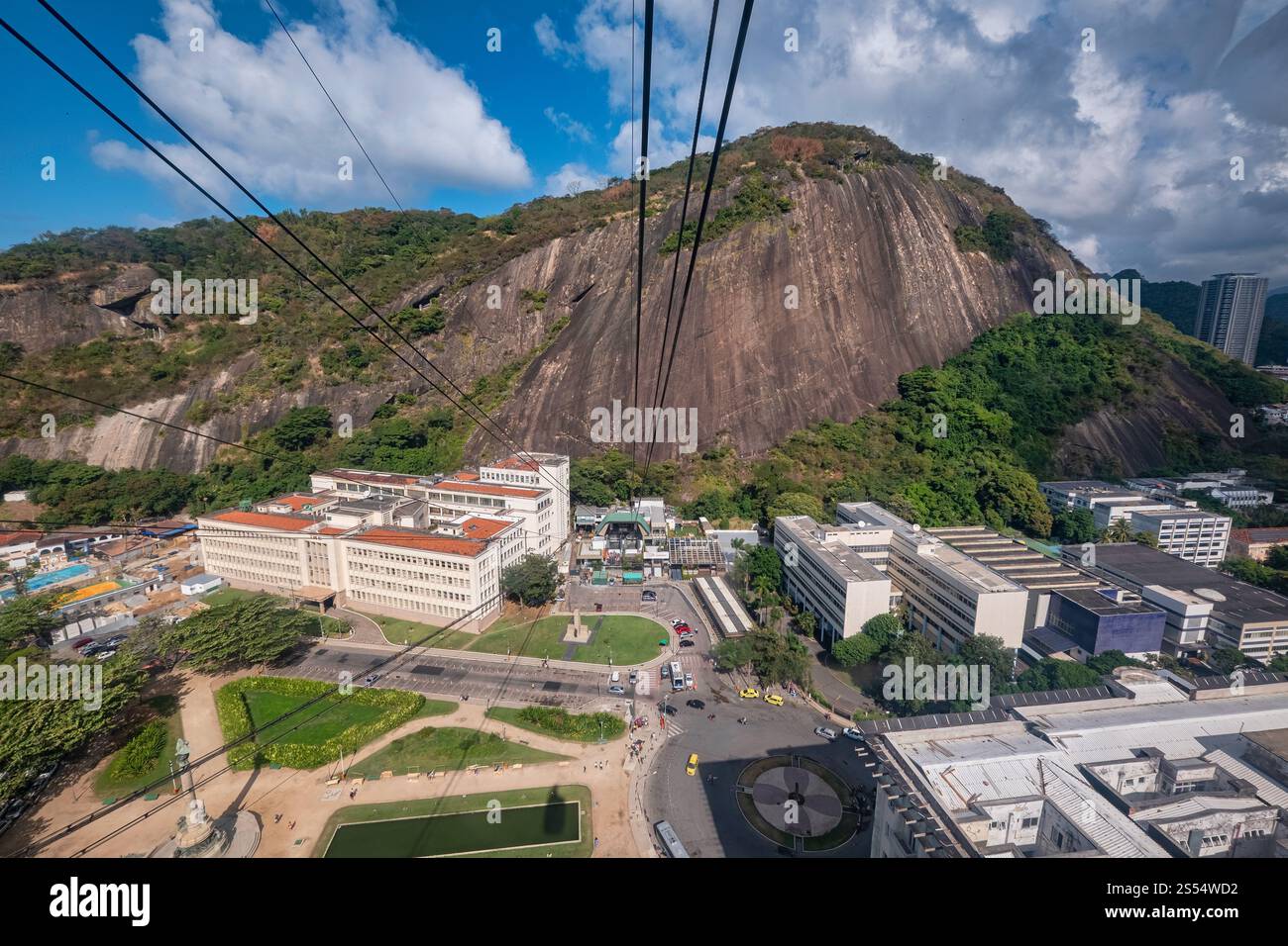 Die Sugarloaf Cable Car fährt zwischen Praia Vermelha und dem Sugarloaf Mountain. Es macht einen Halt in Morro da Urca, 722 Meter entfernt. Der letzte Halt Stockfoto