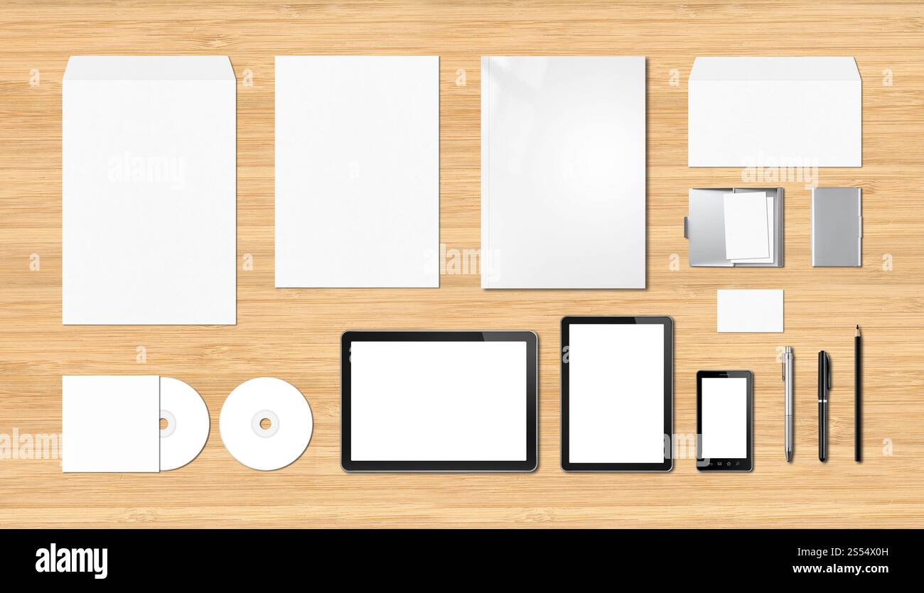 Mockup-Vorlage für Corporate Branding, isoliert auf hölzernem Schreibtischhintergrund. Mockup-Vorlage für Corporate Branding, hölzerner Hintergrund Stockfoto