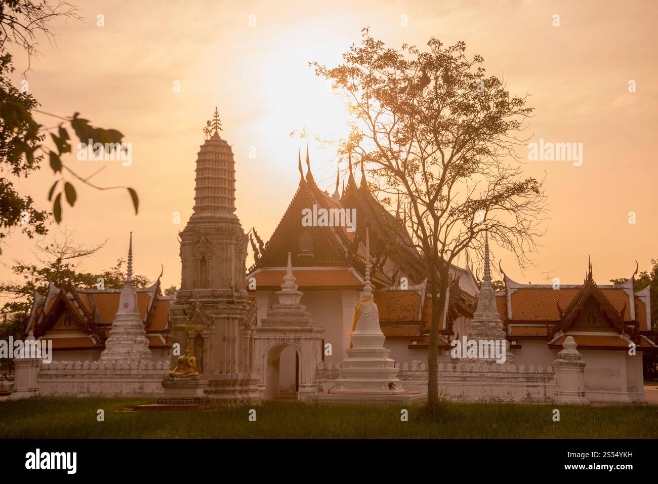 Der Wat Yai Suwannaram Tempel in der Stadt Phetchaburi oder Phetburi in der Provinz Phetchaburi in Thailand. Thailand, Phetburi, November 2019. Stockfoto