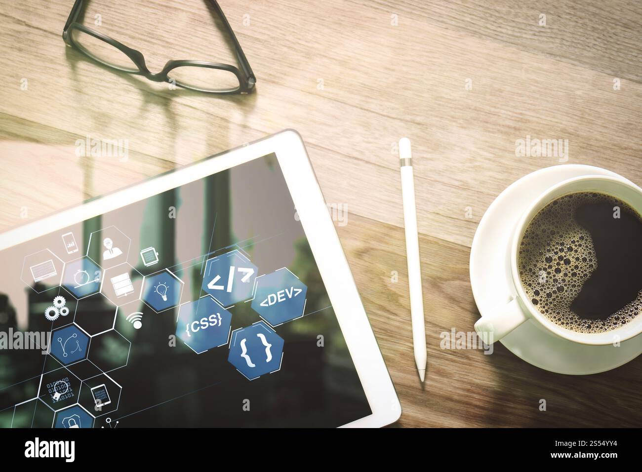 Entwickler von Programmiersoftware arbeiten mit Augmented Reality Dashboard-Computersymbolen für agiles Scrum sowie Code Fork und Versionierung mit Stockfoto