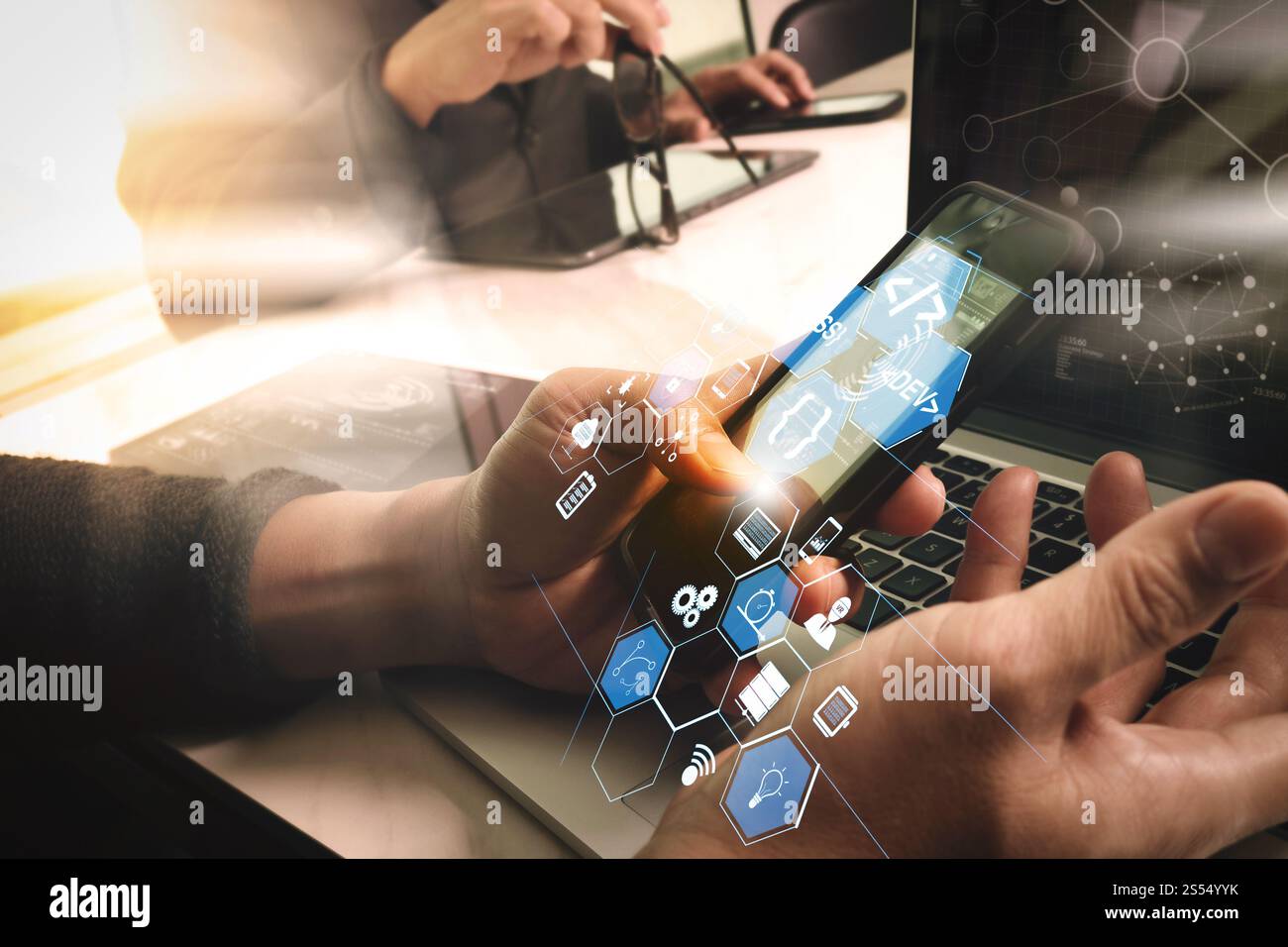 Entwickler von Programmiersoftware arbeiten mit Augmented Reality Dashboard-Computersymbolen für agiles Scrum sowie Code Fork und Versionierung mit Stockfoto