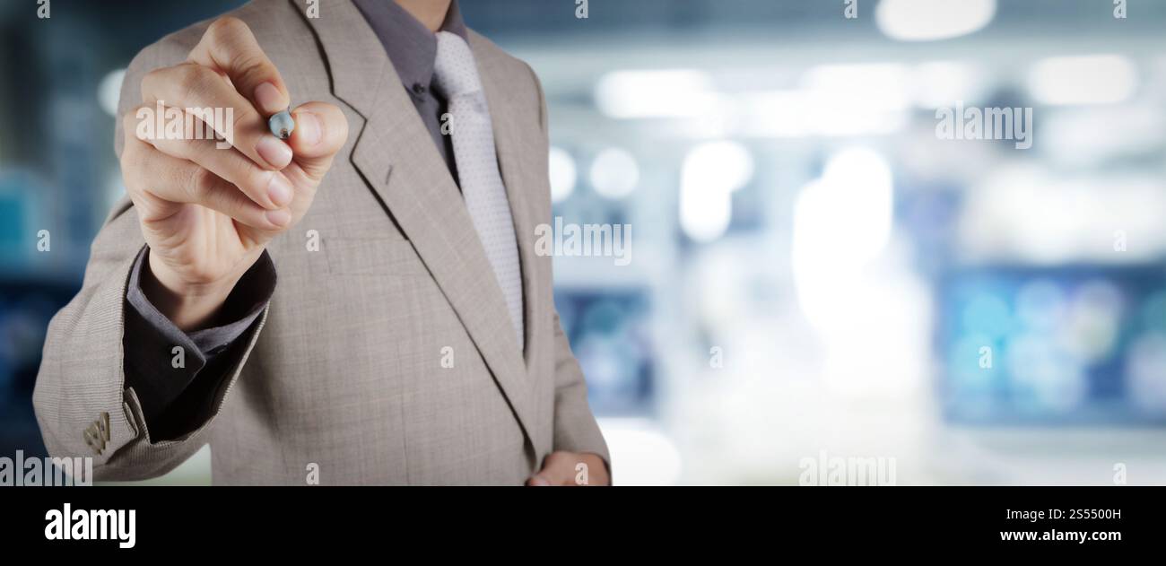 Geschäftsmann workimg auf VR leere breiter Touchscreen computer auf Office blur Hintergrund. Stockfoto