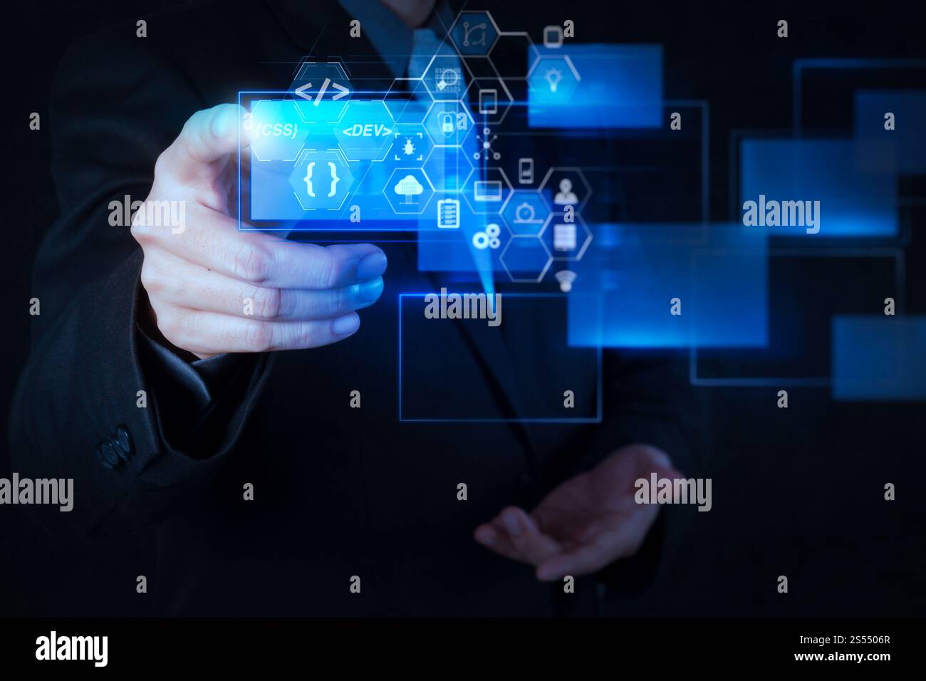 Entwickler von Programmiersoftware arbeiten mit Augmented Reality Dashboard-Computersymbolen für agiles Scrum sowie Code Fork und Versionierung mit Stockfoto