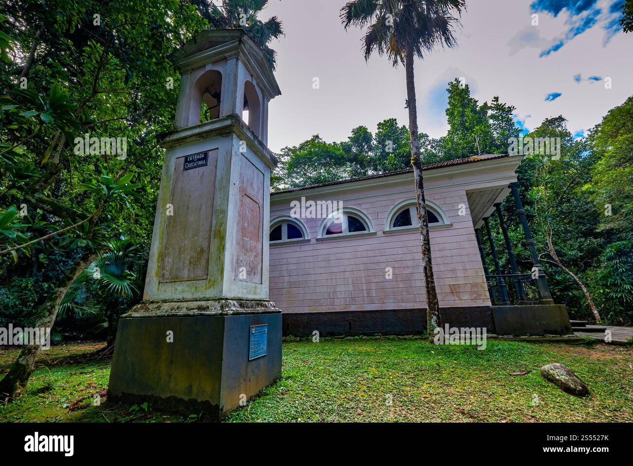 Mitten im Wald gelegen, verzaubert die zarte rosafarbene Kapelle Besucher des Tijuca-Parks in Rio de Janeiro, Brasilien Stockfoto