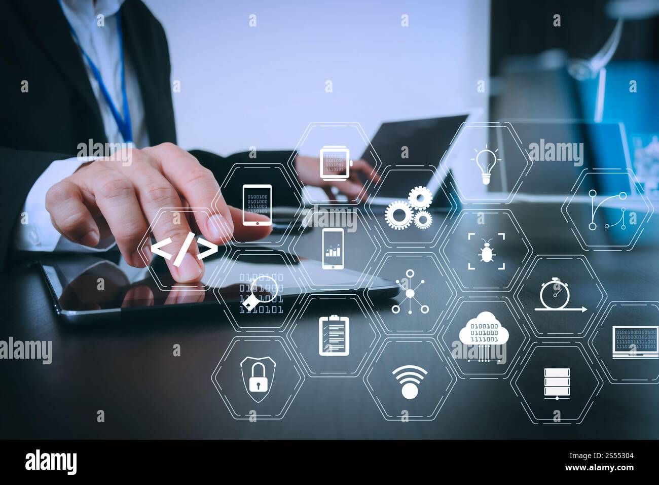 Entwickler von Programmiersoftware arbeiten mit Augmented Reality Dashboard-Computersymbolen für agiles Scrum sowie Code Fork und Versionierung mit Stockfoto