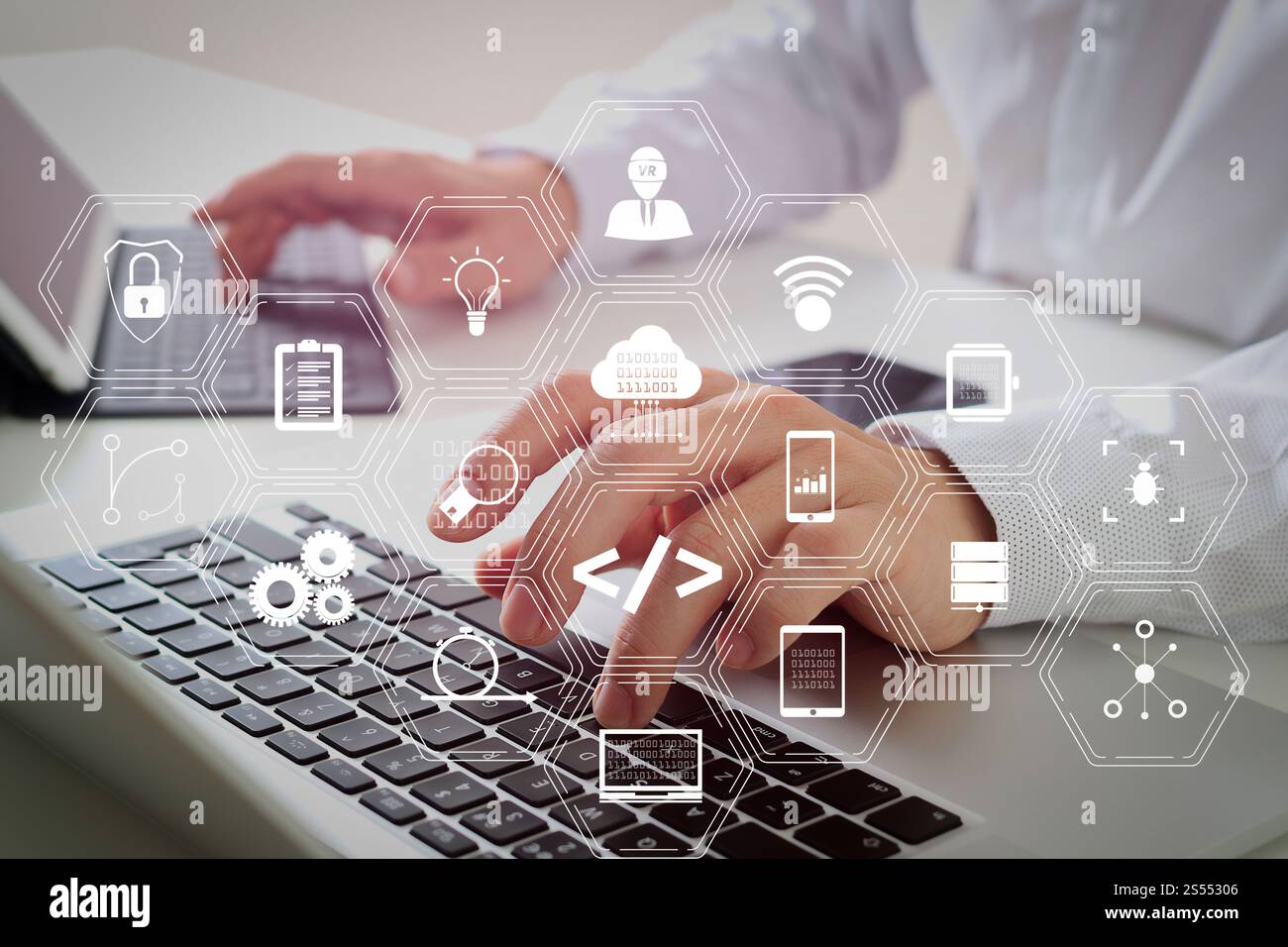 Entwickler von Programmiersoftware arbeiten mit Augmented Reality Dashboard-Computersymbolen für agiles Scrum sowie Code Fork und Versionierung mit Stockfoto
