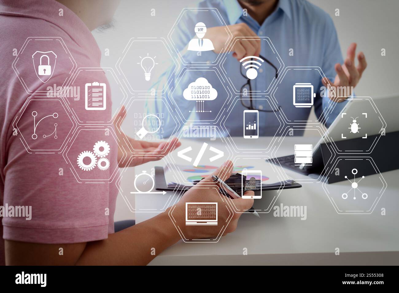 Entwickler von Programmiersoftware arbeiten mit Augmented Reality Dashboard-Computersymbolen für agiles Scrum sowie Code Fork und Versionierung mit Stockfoto