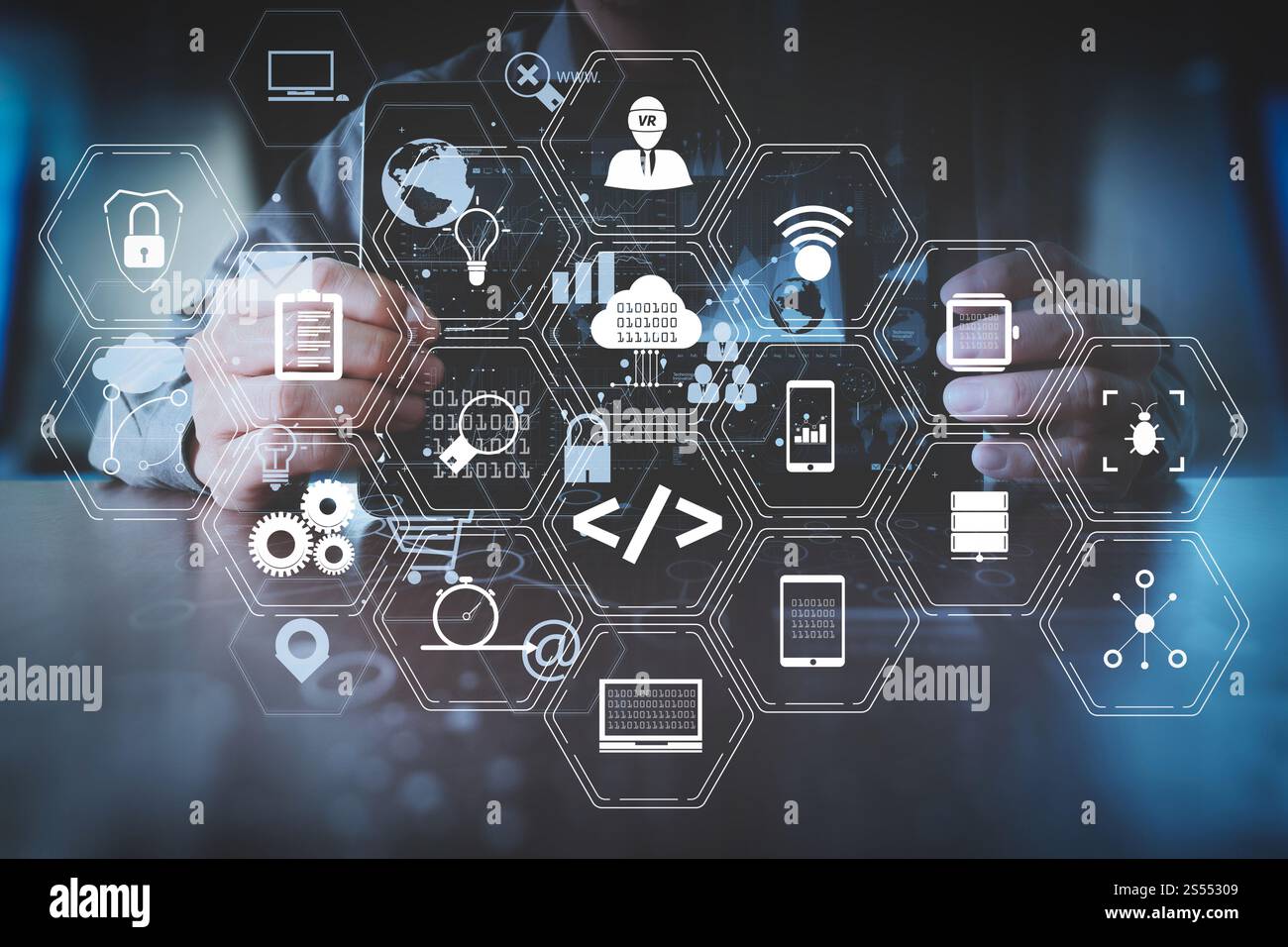 Entwickler von Programmiersoftware arbeiten mit Augmented Reality Dashboard-Computersymbolen für agiles Scrum sowie Code Fork und Versionierung mit Stockfoto