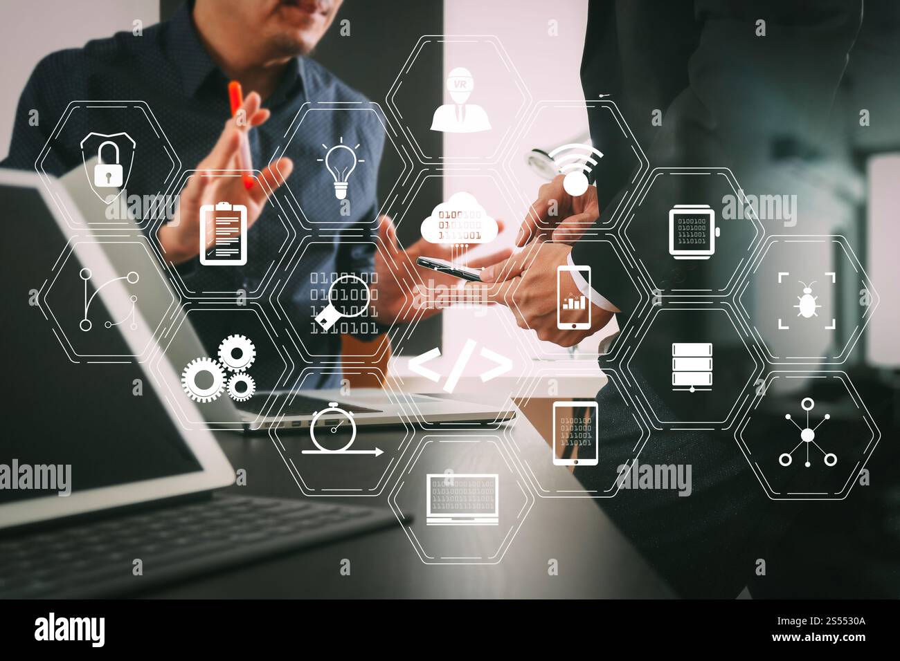 Entwickler von Programmiersoftware arbeiten mit Augmented Reality Dashboard-Computersymbolen für agiles Scrum sowie Code Fork und Versionierung mit Stockfoto
