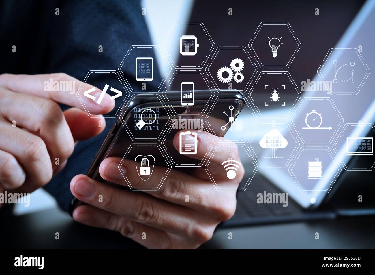 Entwickler von Programmiersoftware arbeiten mit Augmented Reality Dashboard-Computersymbolen für agiles Scrum sowie Code Fork und Versionierung mit Stockfoto