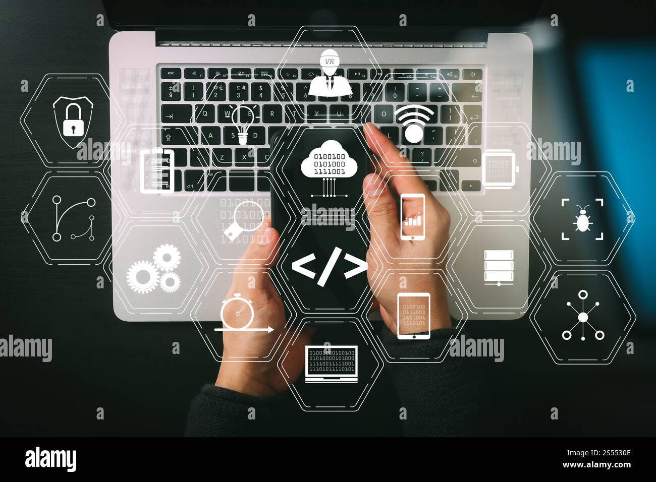 Entwickler von Programmiersoftware arbeiten mit Augmented Reality Dashboard-Computersymbolen für agiles Scrum sowie Code Fork und Versionierung mit Stockfoto