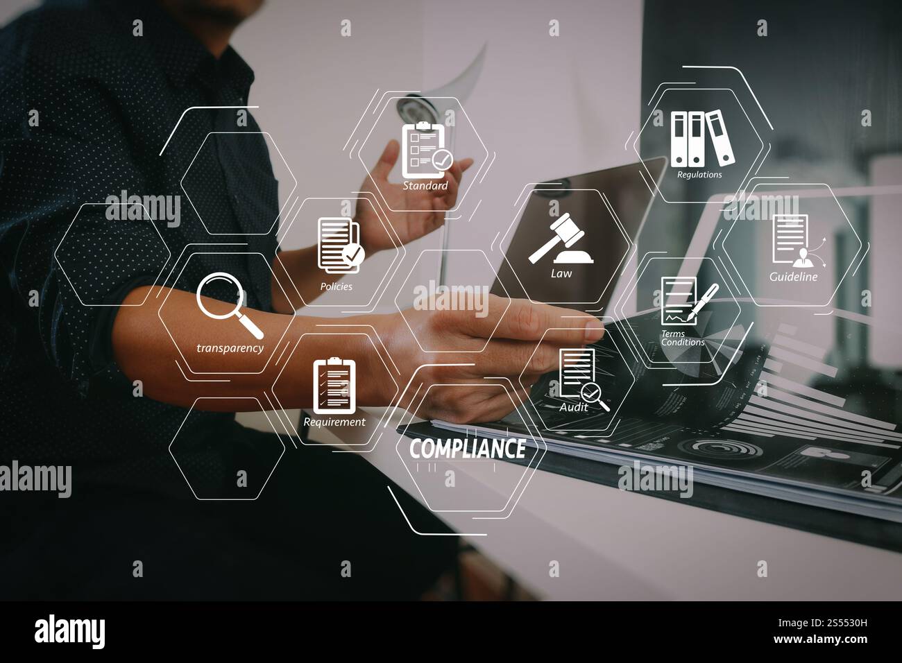 Einhaltung der Virtuellen Schaltplan für Verordnungen, Gesetze, Normen, Anforderungen und Prüfung. Geschäftsmann arbeiten mit Smart Phone und digitale Tablet-PC und Laptop Stockfoto