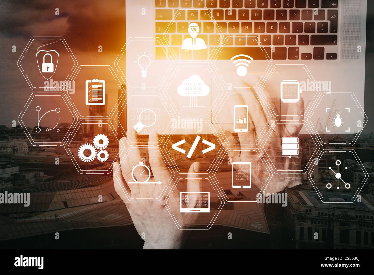 Entwickler von Programmiersoftware arbeiten mit Augmented Reality Dashboard-Computersymbolen für agiles Scrum sowie Code Fork und Versionierung mit Stockfoto
