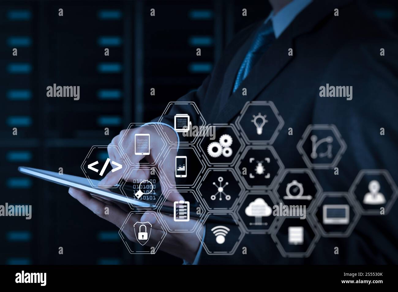 Entwickler von Programmiersoftware arbeiten mit Augmented Reality Dashboard-Computersymbolen für agiles Scrum sowie Code Fork und Versionierung mit Stockfoto