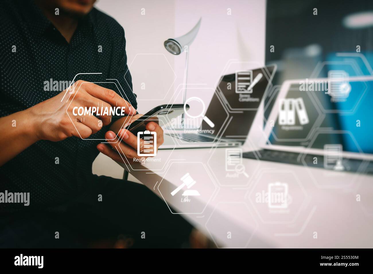 Einhaltung der Virtuellen Schaltplan für Verordnungen, Gesetze, Normen, Anforderungen und Prüfung. Geschäftsmann arbeiten mit Smart Phone und digitale Tablet-PC und Laptop Stockfoto