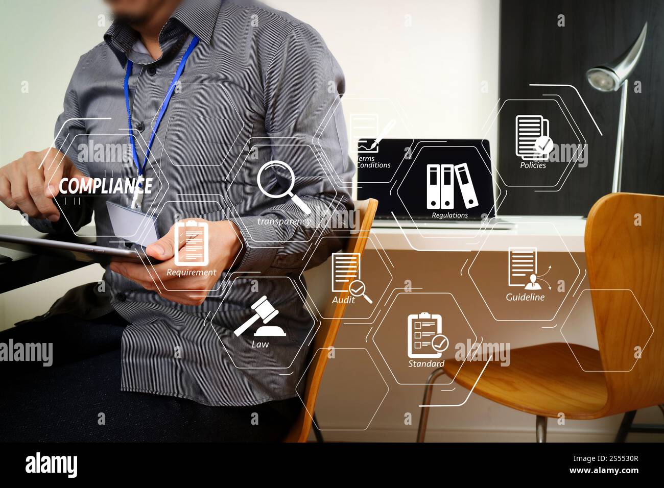 Compliance virtuelles Diagramm für Vorschriften, Gesetze, Standards, Anforderungen und Audits. Geschäftsmann, der mit einem digitalen Tablet und einem Laptop arbeitet, und Stockfoto