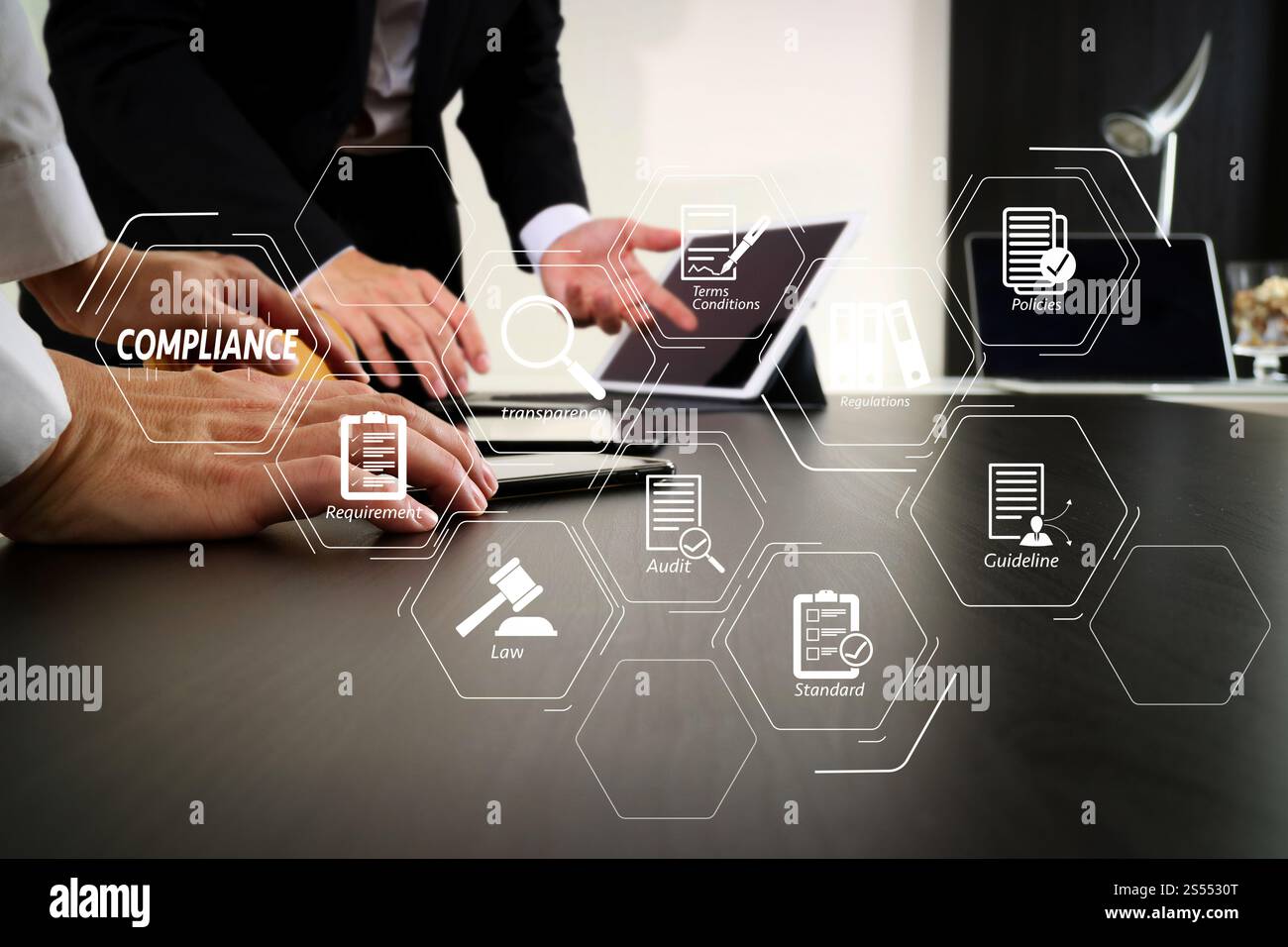 Compliance virtuelles Diagramm für Vorschriften, Gesetze, Standards, Anforderungen und Audit.Co Working Team Meeting Konzept, Geschäftsmann mit Smartphone und Stockfoto