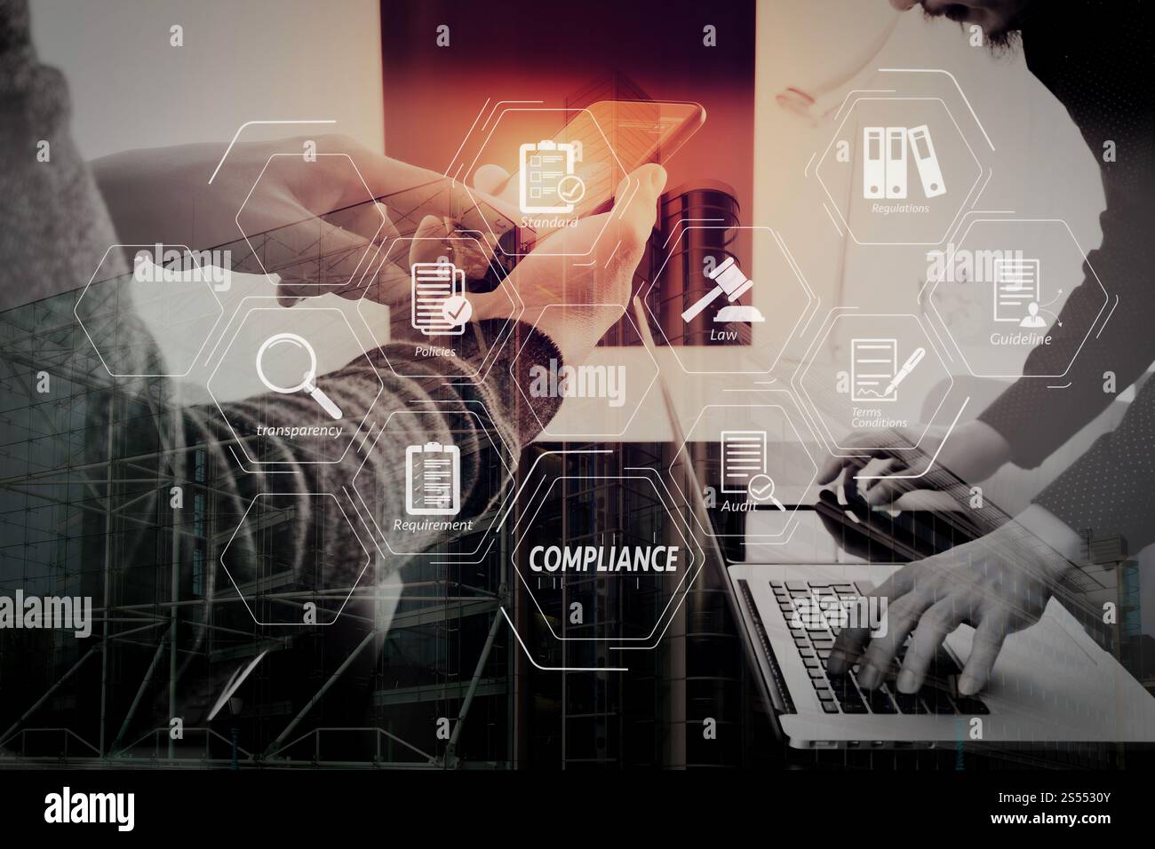 Compliance virtuelles Diagramm für Vorschriften, Gesetze, Standards, Anforderungen und Audit.Co Working Team Meeting Konzept, Geschäftsmann mit Smartphone und Stockfoto