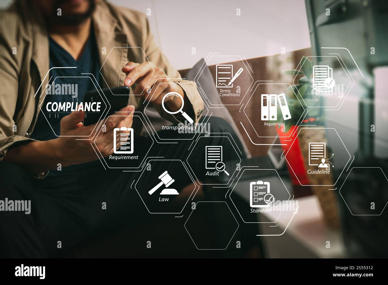 Compliance Virtuelles Diagramm für Vorschriften, Gesetze, Standards, Anforderungen und Audit.Hipster-Hand mit Smartphone, Docking für digitale Tablets Stockfoto