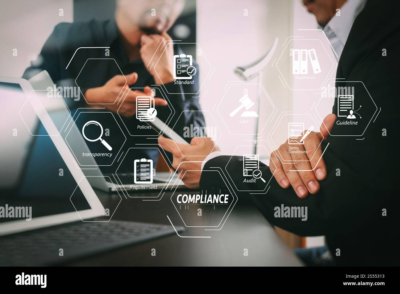 Virtuelles Diagramm zur Compliance für Vorschriften, Gesetze, Standards, Anforderungen und Audits. Teambesprechungskonzept, Geschäftsmann mit Smartphone und Stockfoto