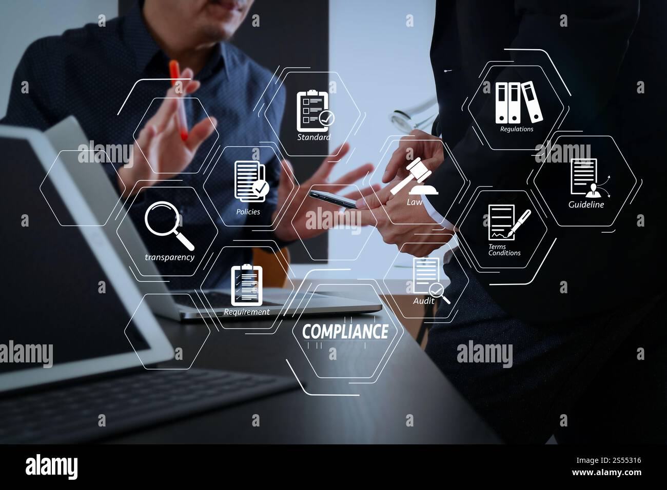 Compliance virtuelles Diagramm für Vorschriften, Gesetze, Standards, Anforderungen und Audit.Co Working Team Meeting Konzept, Geschäftsmann mit Smartphone und Stockfoto
