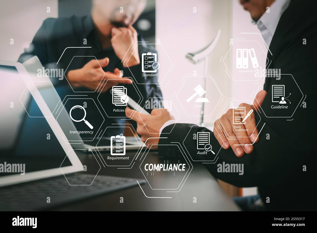 Virtuelles Diagramm zur Compliance für Vorschriften, Gesetze, Standards, Anforderungen und Audits. Teambesprechungskonzept, Geschäftsmann mit Smartphone und Stockfoto