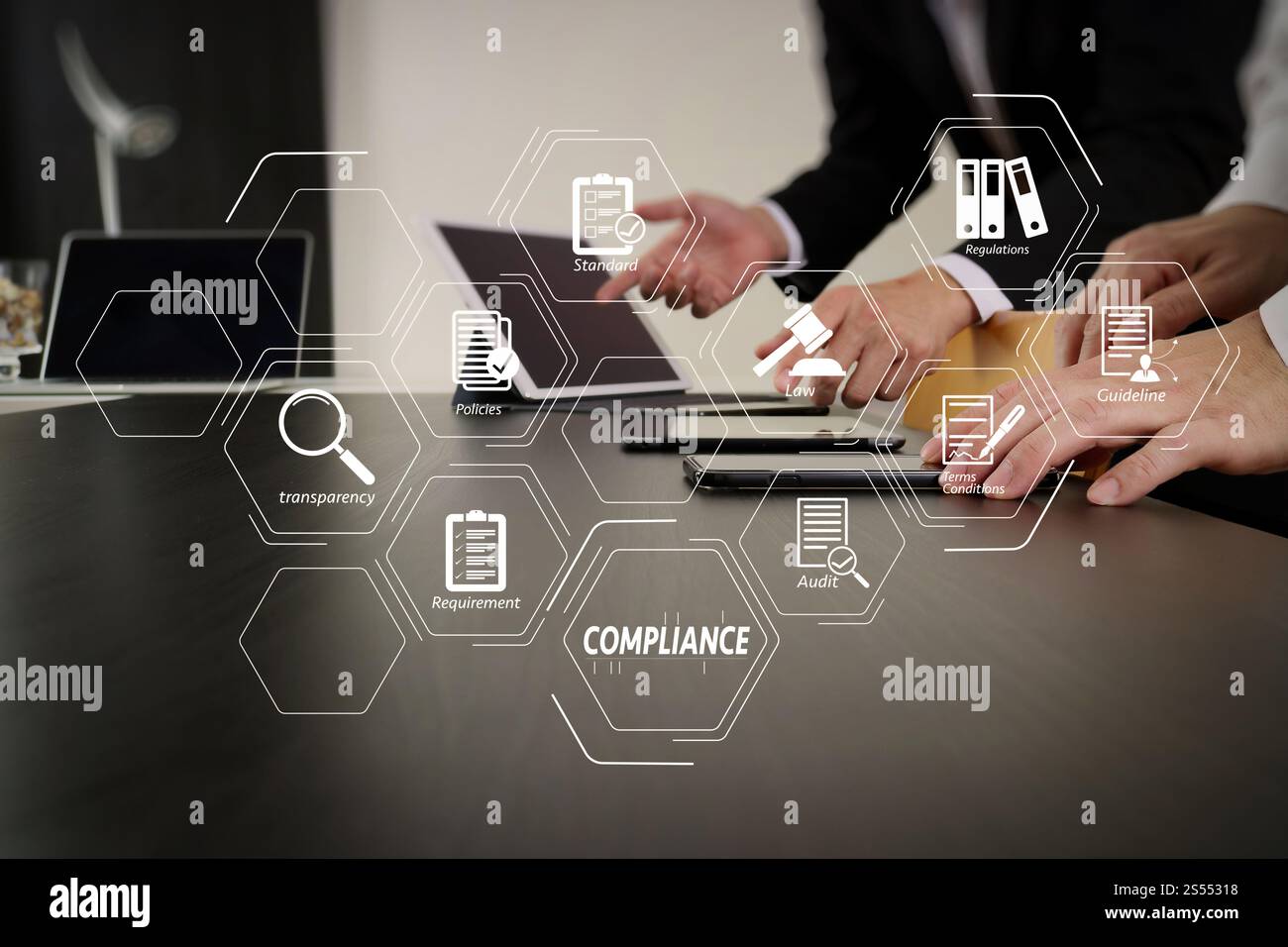 Compliance virtuelles Diagramm für Vorschriften, Gesetze, Standards, Anforderungen und Audit.Co Working Team Meeting Konzept, Geschäftsmann mit Smartphone und Stockfoto