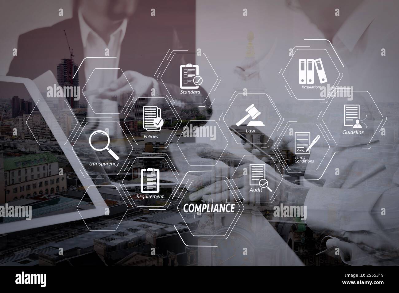Compliance virtuelles Diagramm für Vorschriften, Gesetze, Standards, Anforderungen und Audit.Co Working Team Meeting Konzept, Geschäftsmann mit Smartphone und Stockfoto