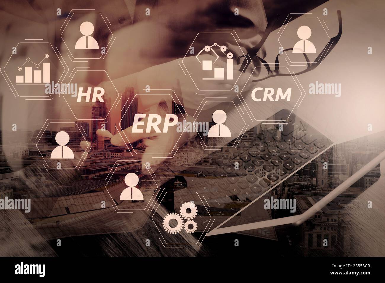 Architektur des ERP-Systems (Enterprise Resource Planning) mit Verbindungen zwischen Business Intelligence (BI), Produktion, CRM-Modulen und HR Stockfoto