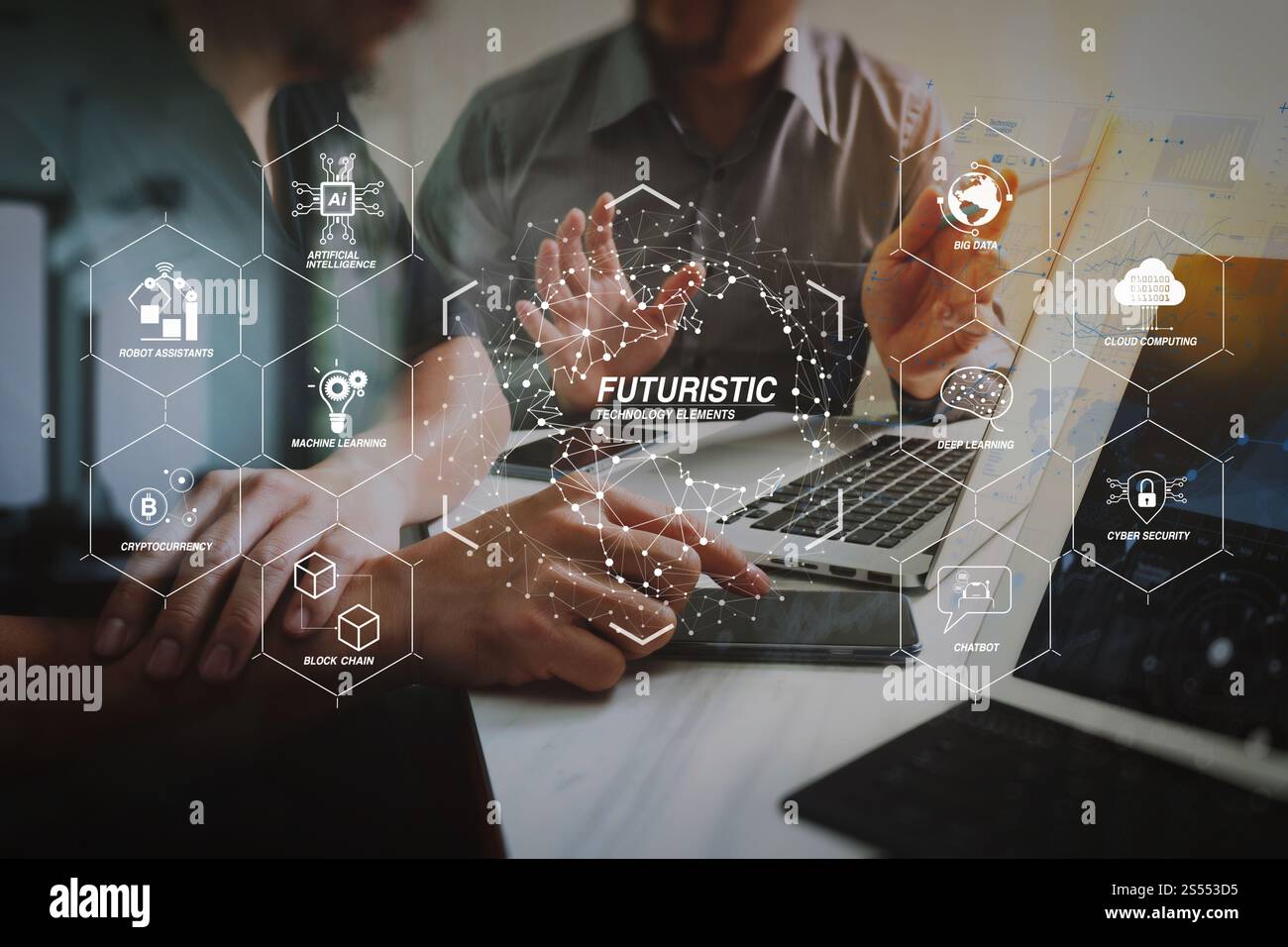 Futuristisch in Industrie 4,0 und virtuelles Diagramm für Unternehmen mit KI, Roboterassistent, Cloud, Big Data und Automatisierung. Besprechung des Geschäftsteams. Foto Stockfoto