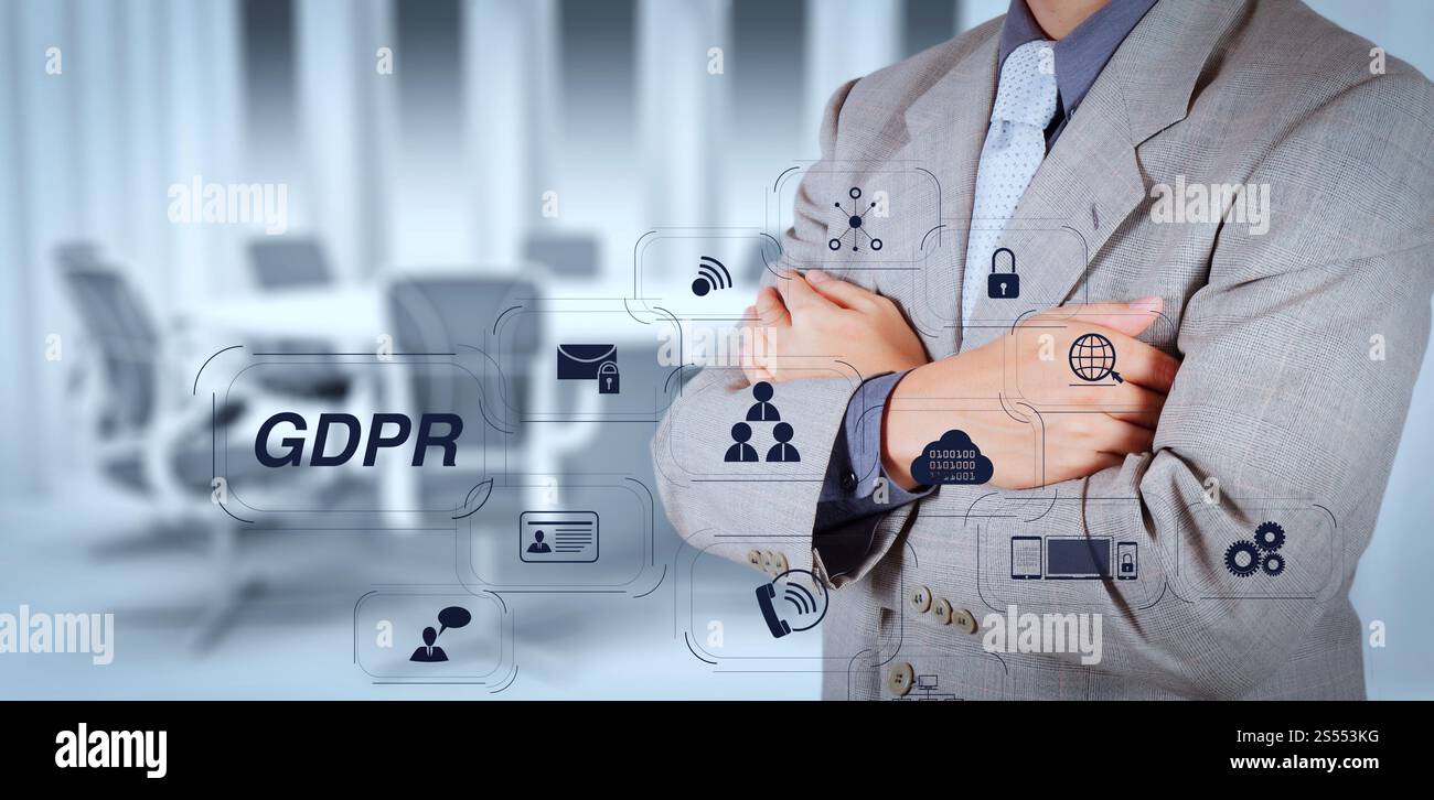 DSGVO. Datenschutzverordnung mit virtuellem Diagramm für Cybersicherheit und Datenschutz. Erfolg eines Geschäftsmannes mit seinem Hintergrund im Vorstandssitz Stockfoto