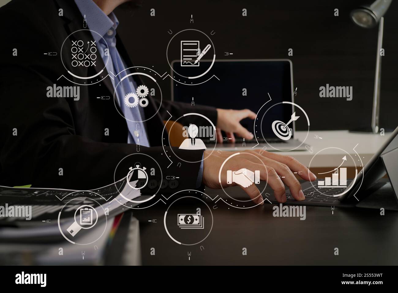 Geschäftsprozessmanagement mit Workflow-Automatisierungsdiagramm und Zahnrädern in virtuellem Flussdiagramm.Geschäftsmann mit digitalem Tablet und Laptop und Stockfoto