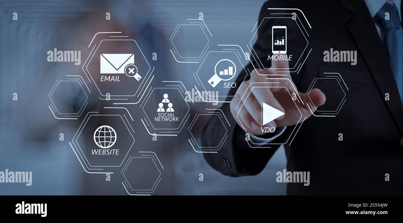 Digitale Marketingmedien (Website-Werbung, E-Mail, soziales Netzwerk, SEO, Video, mobile App) auf virtuellem Bildschirm.Geschäftsmann Erfolg bei der Arbeit mit seinem Team als Stockfoto