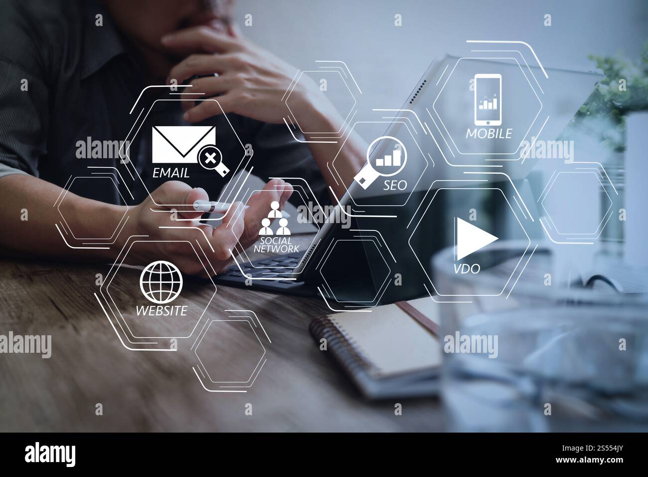 Digitale Marketingmedien (Website-Werbung, E-Mail, soziales Netzwerk, SEO, Video, mobile App) im virtuellen Bildschirm. Erfolg Geschäftsmann Hand mit Stift Stockfoto