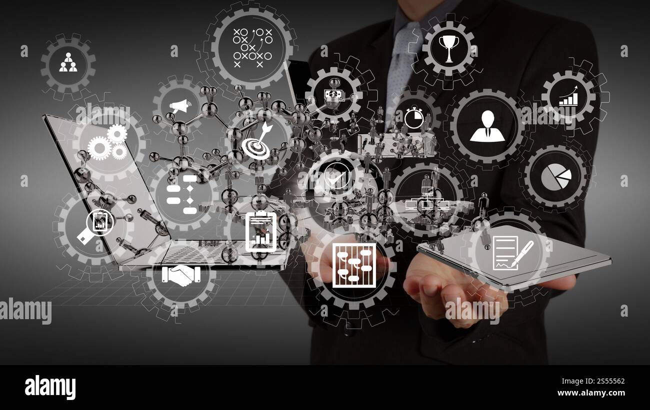 AR Virtual Screen Dashboard mit Projektmanagement mit Symbolen für Planung, Budgetierung, Kommunikation.Businessman zeigt moderne Technologie als Konzept Stockfoto