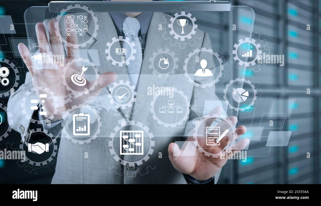 AR Virtual Screen Dashboard mit Projektmanagement mit Symbolen für Planung, Budgetierung, Kommunikation.Businessman zeigt moderne Technologie als Konzept Stockfoto