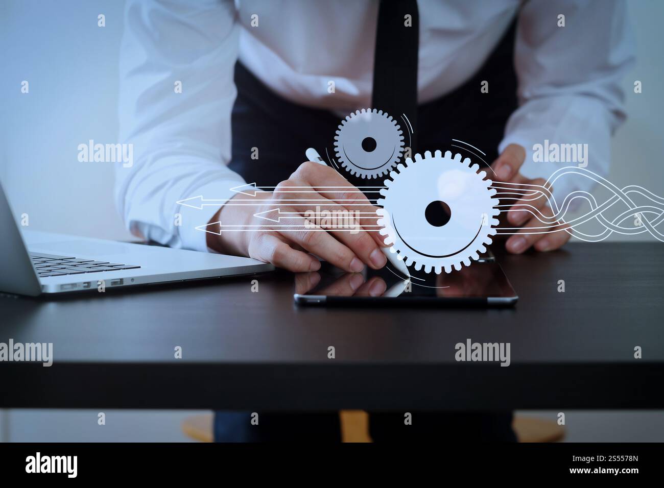 Denken Sie an die Strukturierung eines virtuellen Diagramms von Geschäftsprozessen mit Lösungen. Geschäftsmann, der mit einem digitalen Tablet arbeitet. Stockfoto