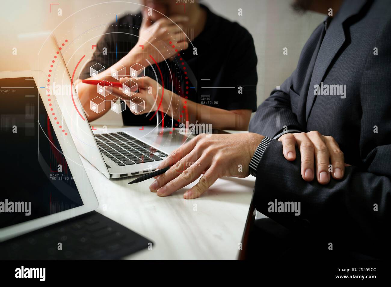 Blockchain-Technologie-Konzept mit einer Kette von verschlüsselten Blöcken. Geschäftsmann, der mit Laptops mit Fintech, Finanzkryptowährung wie z. B. arbeitet Stockfoto