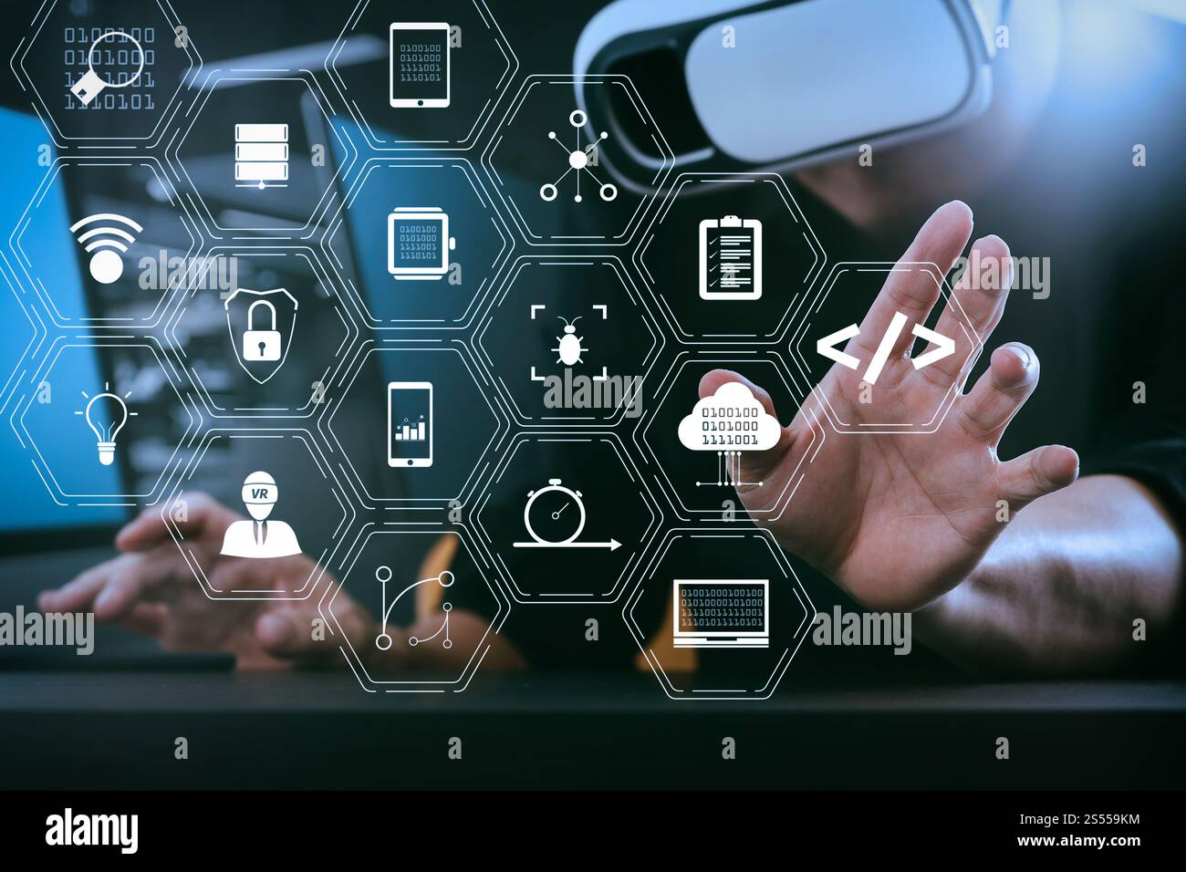 Entwickler von Programmiersoftware arbeiten mit Augmented Reality Dashboard-Computersymbolen für agiles Scrum sowie Code Fork und Versionierung mit Stockfoto