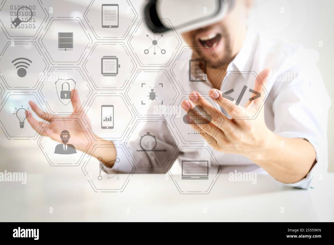 Entwickler von Programmiersoftware arbeiten mit Augmented Reality Dashboard-Computersymbolen für agiles Scrum sowie Code Fork und Versionierung mit Stockfoto