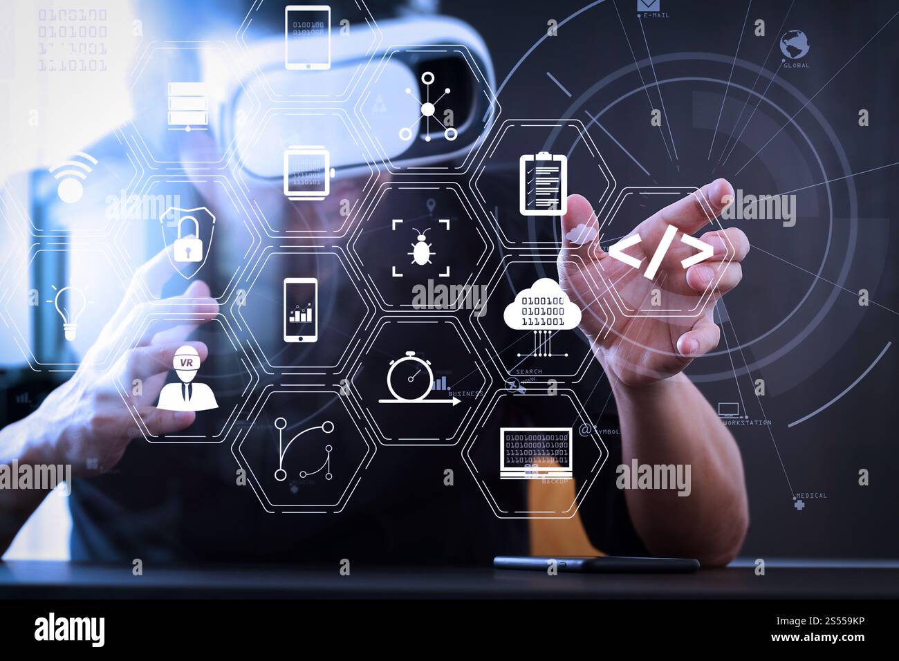 Entwickler von Programmiersoftware arbeiten mit Augmented Reality Dashboard-Computersymbolen für agiles Scrum sowie Code Fork und Versionierung mit Stockfoto