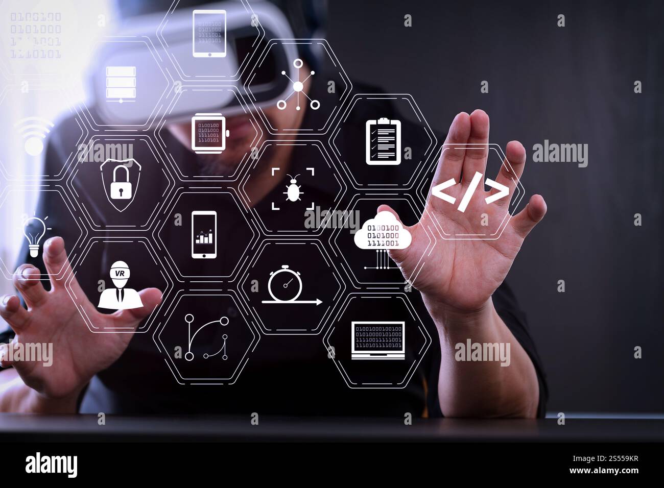 Entwickler von Programmiersoftware arbeiten mit Augmented Reality Dashboard-Computersymbolen für agiles Scrum sowie Code Fork und Versionierung mit Stockfoto