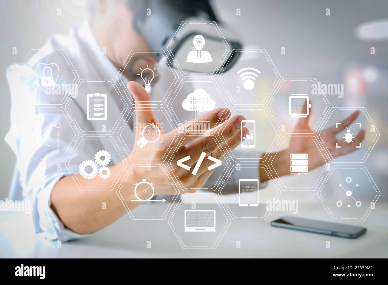 Entwickler von Programmiersoftware arbeiten mit Augmented Reality Dashboard-Computersymbolen für agiles Scrum sowie Code Fork und Versionierung mit Stockfoto