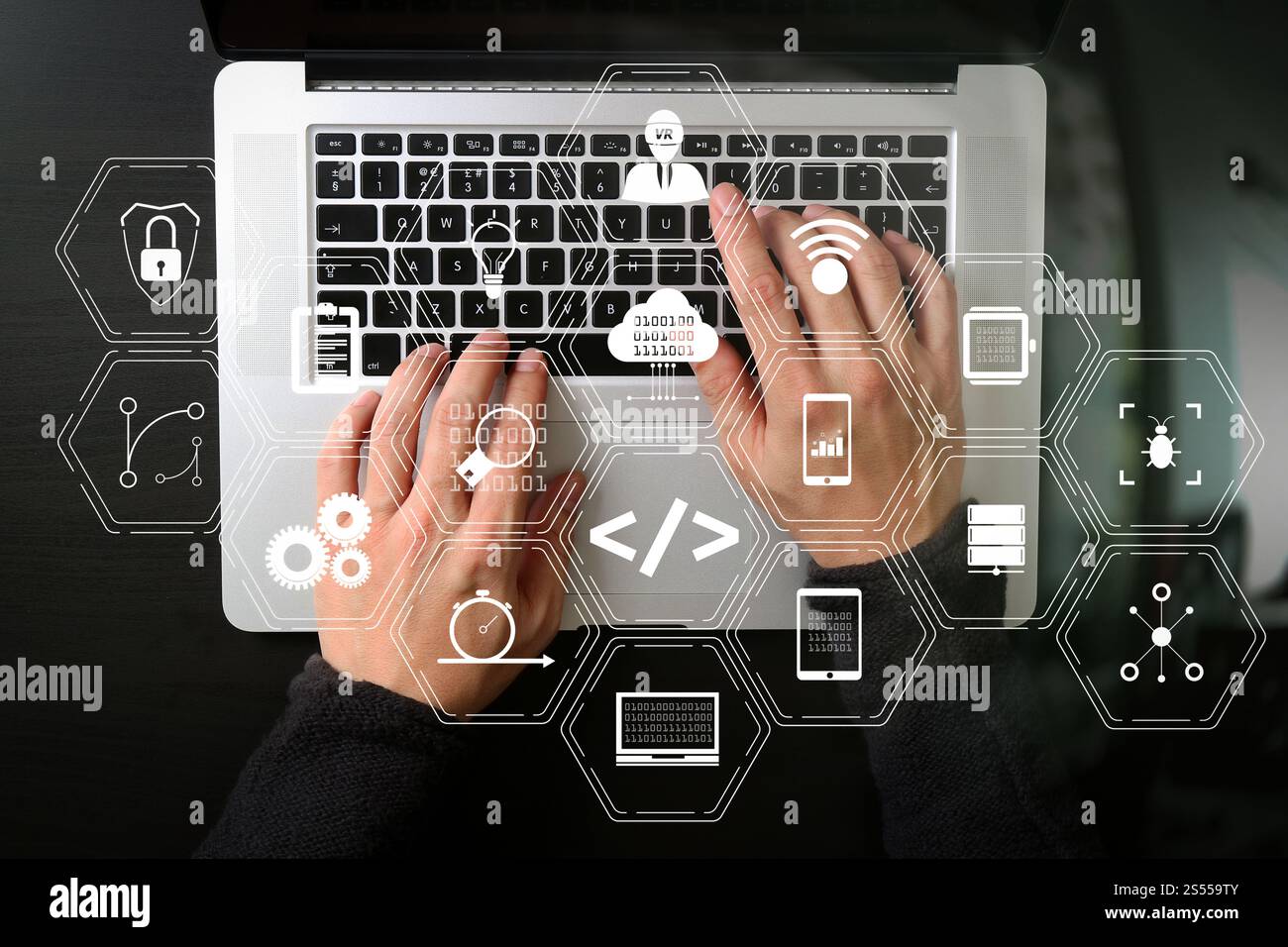 Entwickler von Programmiersoftware arbeiten mit Augmented Reality Dashboard-Computersymbolen für agiles Scrum sowie Code Fork und Versionierung mit Stockfoto