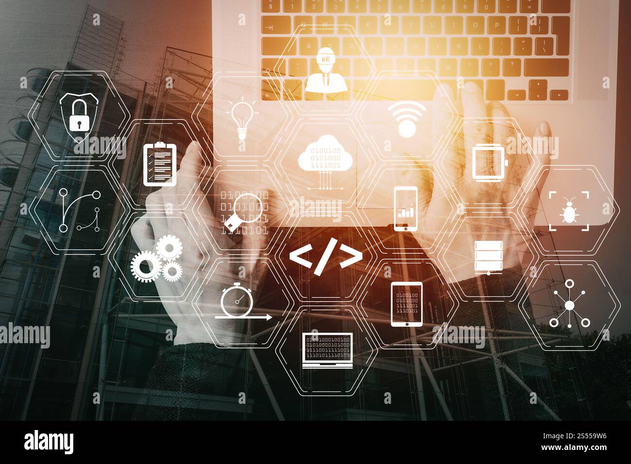 Entwickler von Programmiersoftware arbeiten mit Augmented Reality Dashboard-Computersymbolen für agiles Scrum sowie Code Fork und Versionierung mit Stockfoto
